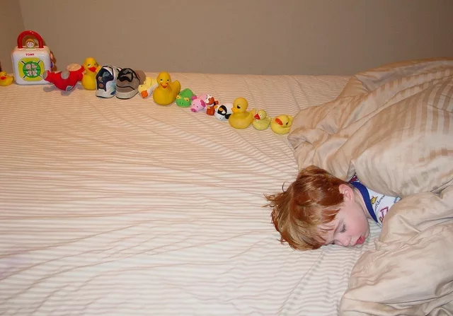 Autista kisfiú játékkacsákkal